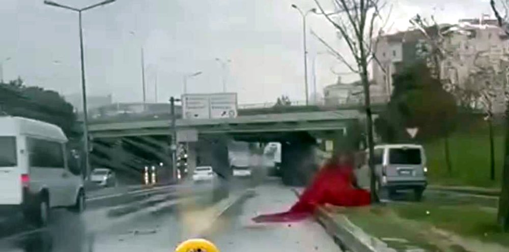 Yağmurda yere düşen Türk bayrağını böyle kaldırdı