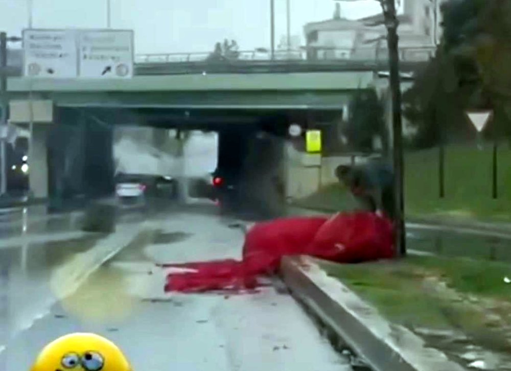 Yağmurda yere düşen Türk bayrağını böyle kaldırdı