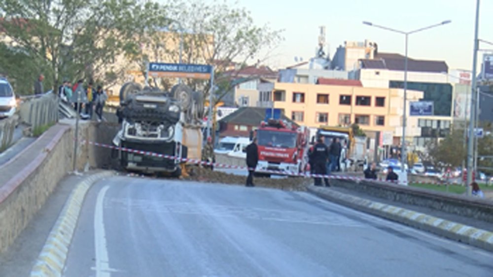 Kamyon caddeden alt yola uçtu!