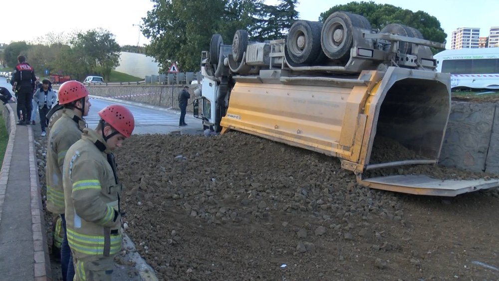 Kamyon caddeden alt yola uçtu!
