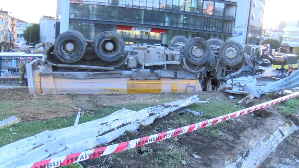 Kamyon caddeden alt yola uçtu!