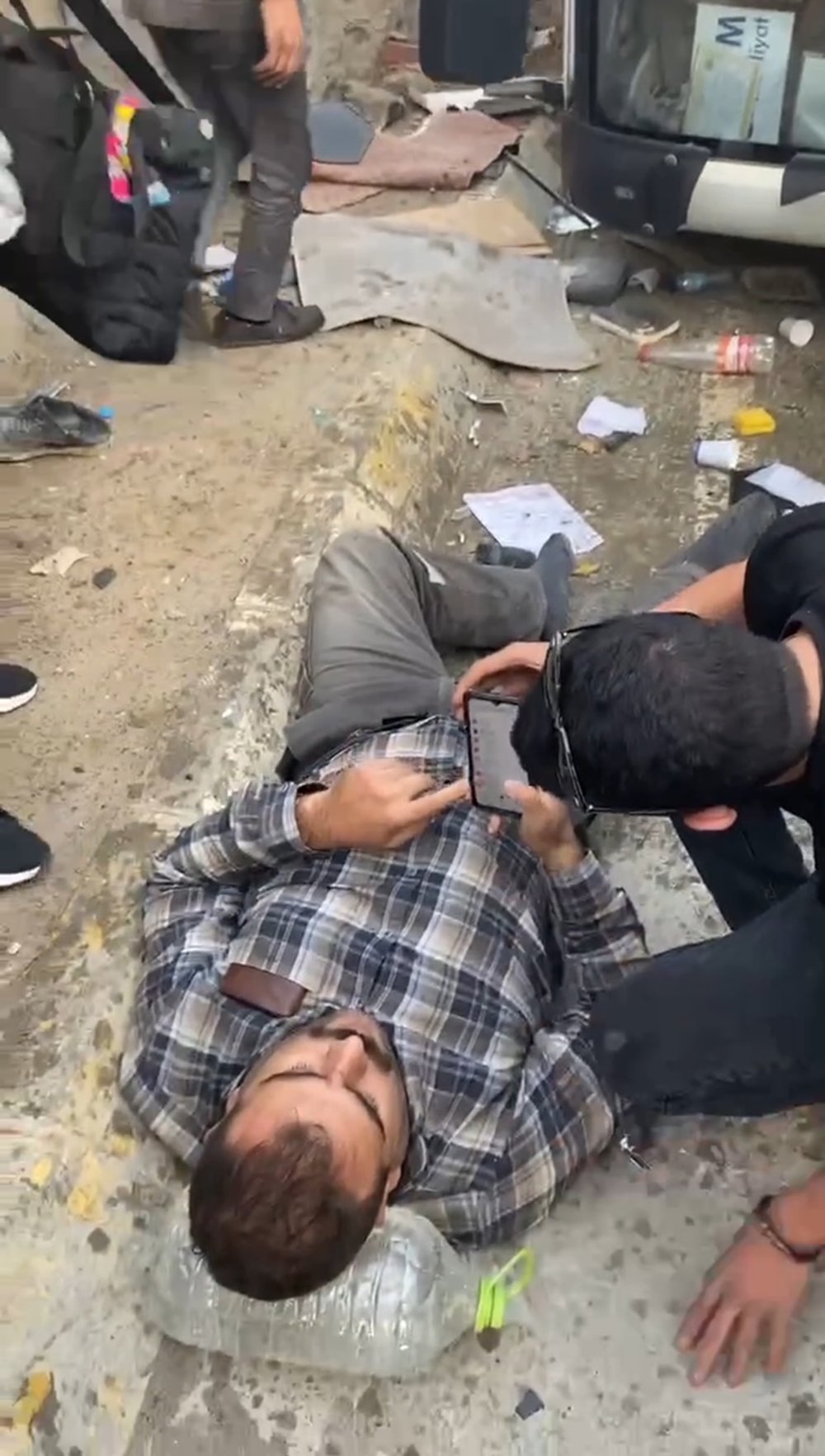 Kamyon caddeden alt yola uçtu!