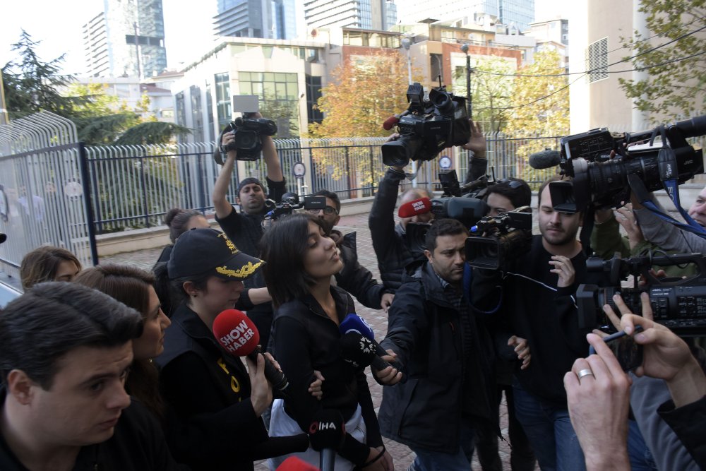 osyal medya fenomenleri Nihal ve Bahar Candan sağlık kontrolünden geçirildi