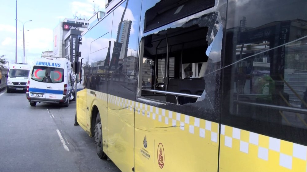Ambulans, İETT otobüsü ve otomobile çarptı