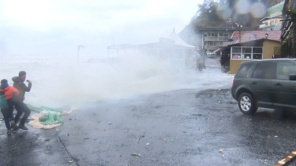 Dalgaların vurduğu 5 iş yerinde hasar oluştu