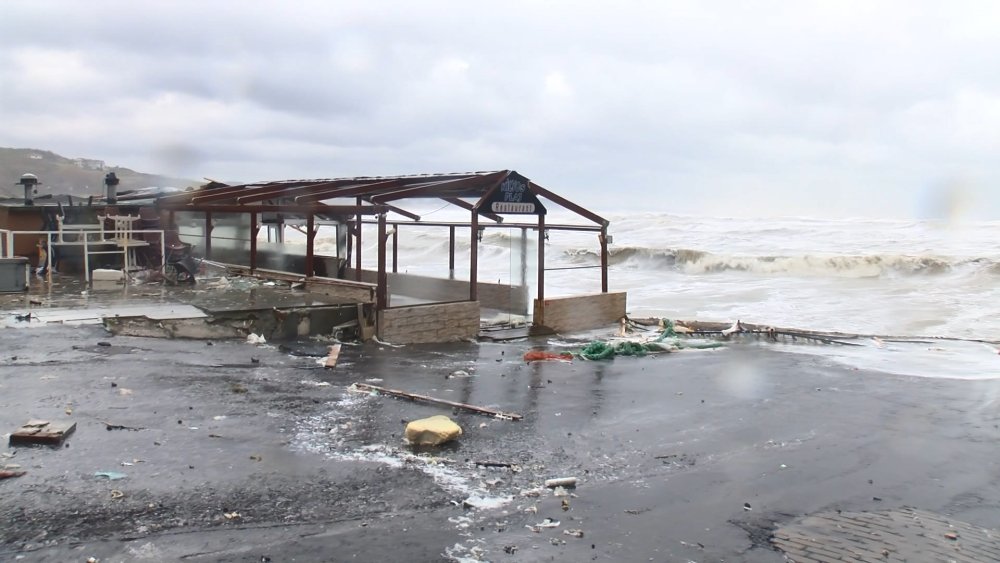 Dalgaların vurduğu 5 iş yerinde hasar oluştu