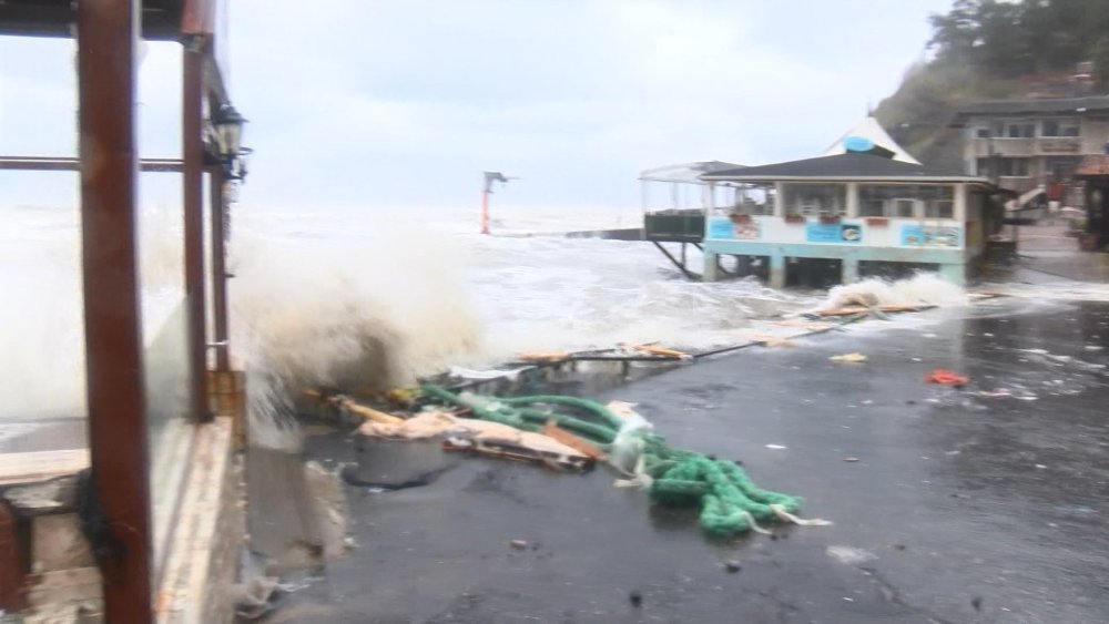 Dalgaların vurduğu 5 iş yerinde hasar oluştu