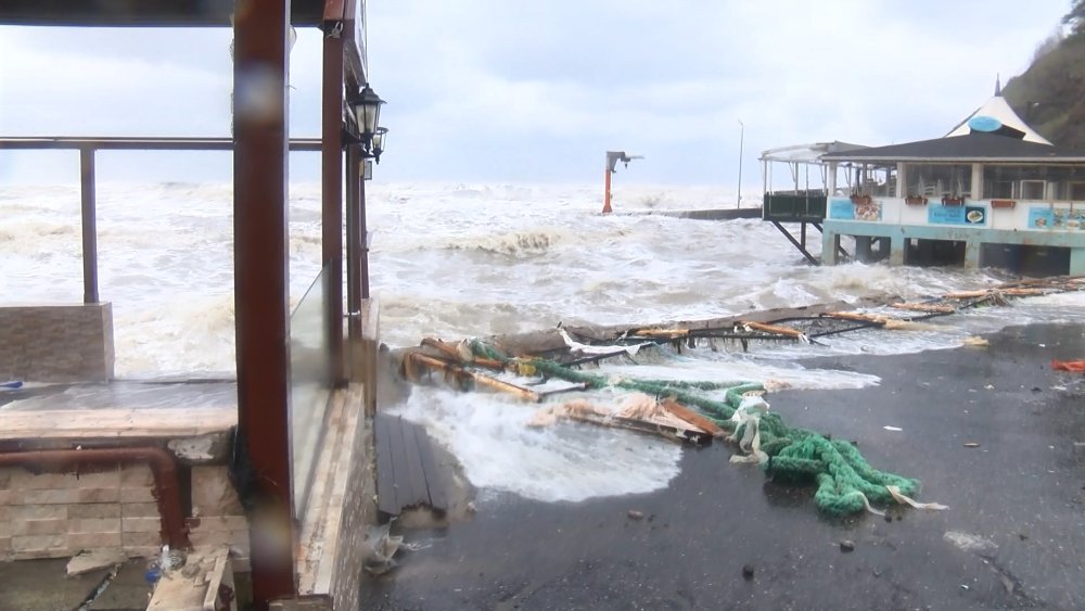 Dalgaların vurduğu 5 iş yerinde hasar oluştu