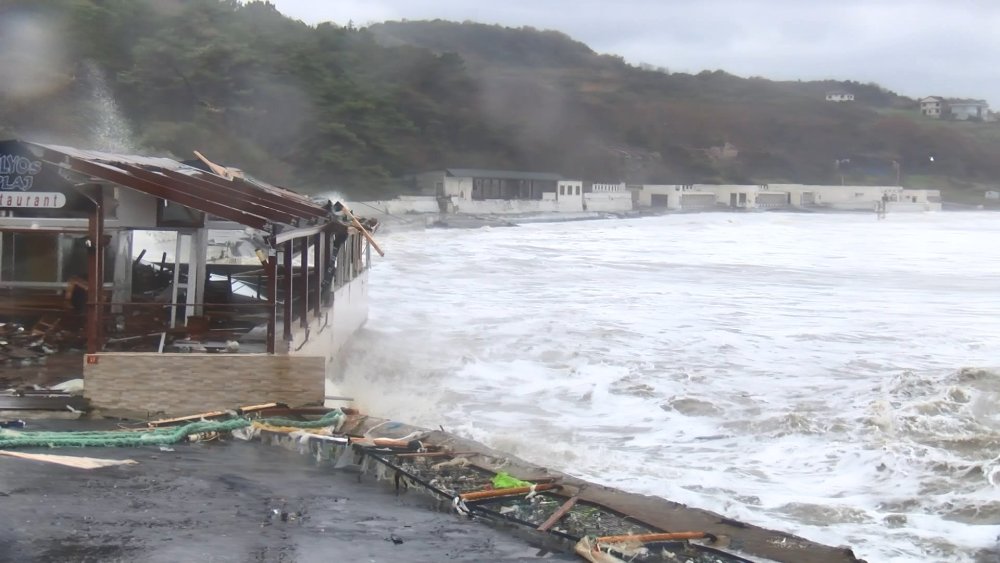 Dalgaların vurduğu 5 iş yerinde hasar oluştu