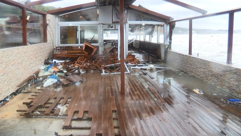 Dalgaların vurduğu 5 iş yerinde hasar oluştu