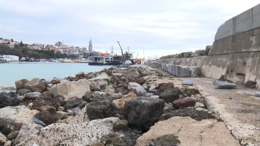 Dev dalgaların vurduğu dalgakıran, deniz feneri ve mendirek yıkıldı