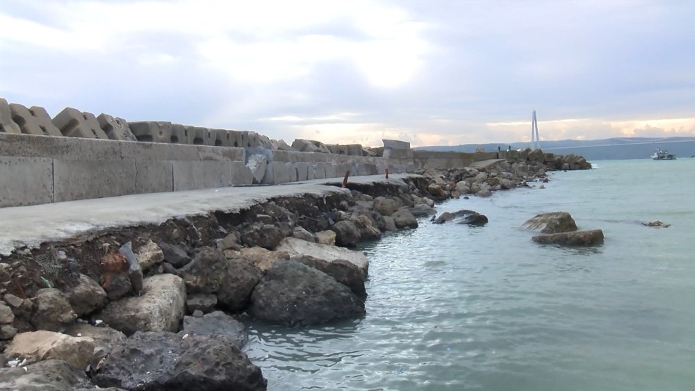 Dev dalgaların vurduğu dalgakıran, deniz feneri ve mendirek yıkıldı