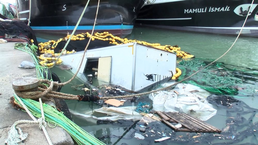 Dev dalgaların vurduğu dalgakıran, deniz feneri ve mendirek yıkıldı