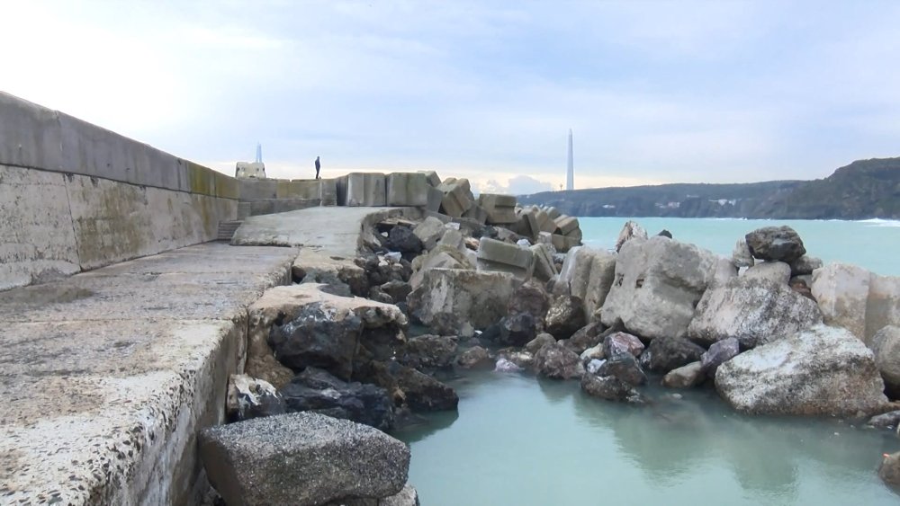 Dev dalgaların vurduğu dalgakıran, deniz feneri ve mendirek yıkıldı
