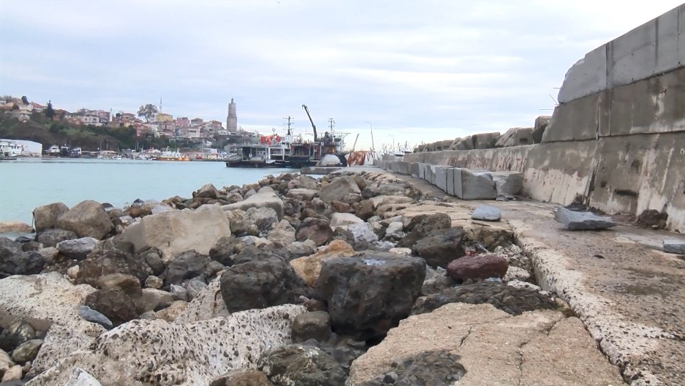 Dev dalgaların vurduğu dalgakıran, deniz feneri ve mendirek yıkıldı