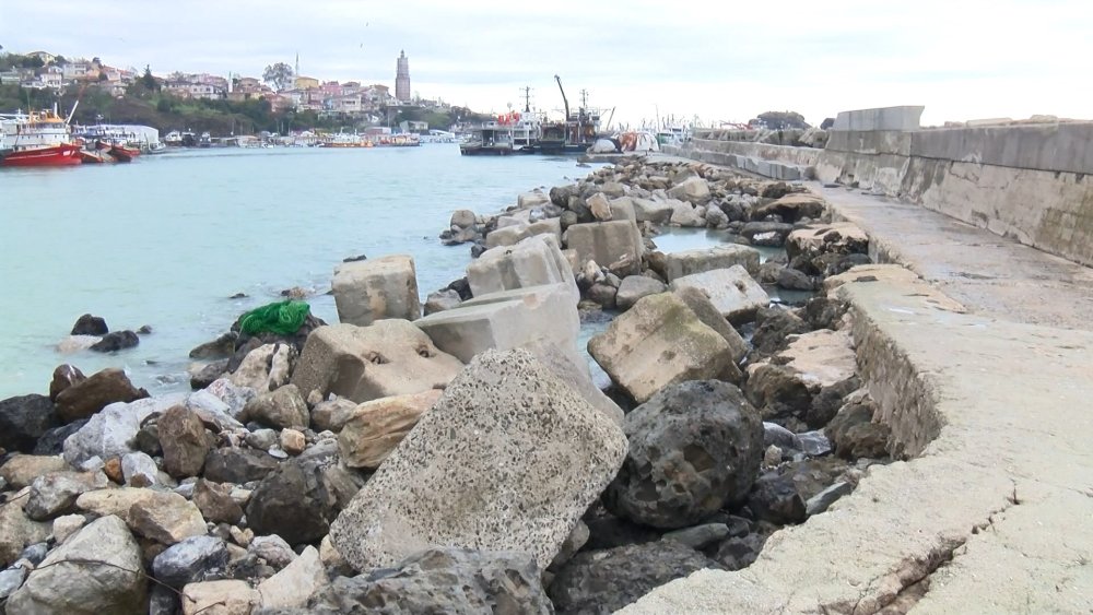 Dev dalgaların vurduğu dalgakıran, deniz feneri ve mendirek yıkıldı