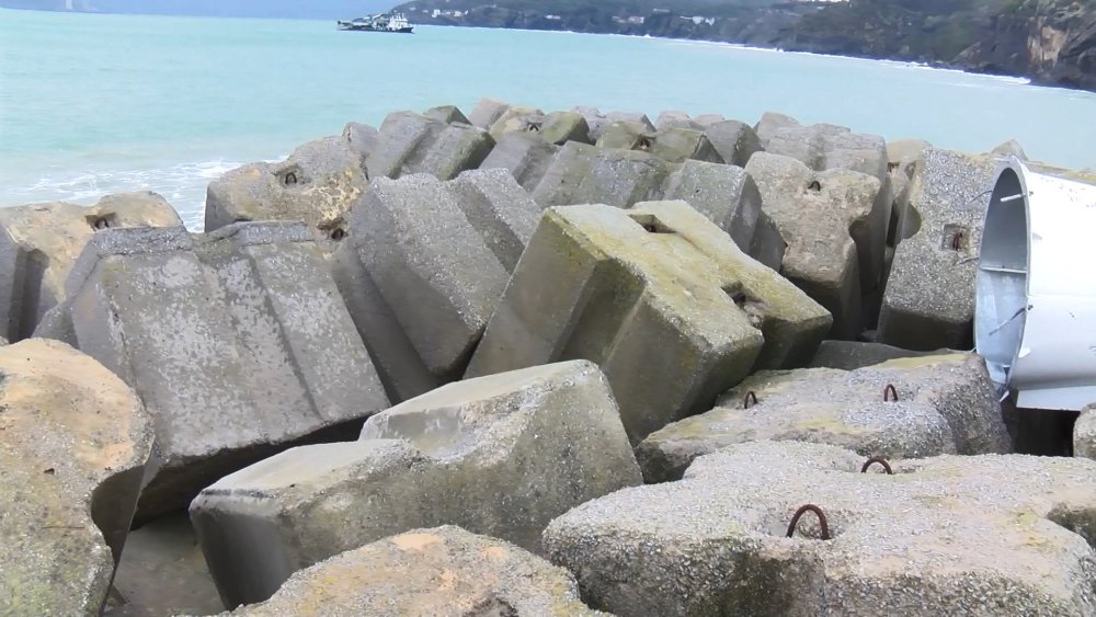 Dev dalgaların vurduğu dalgakıran, deniz feneri ve mendirek yıkıldı