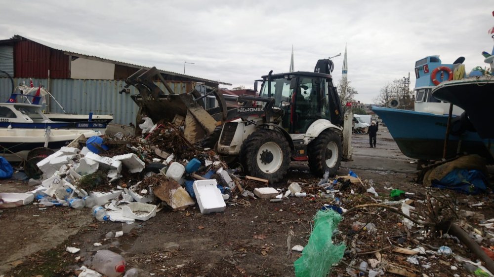 Fırtınada tekneler ve balıkçı kulübeleri zarar gördü