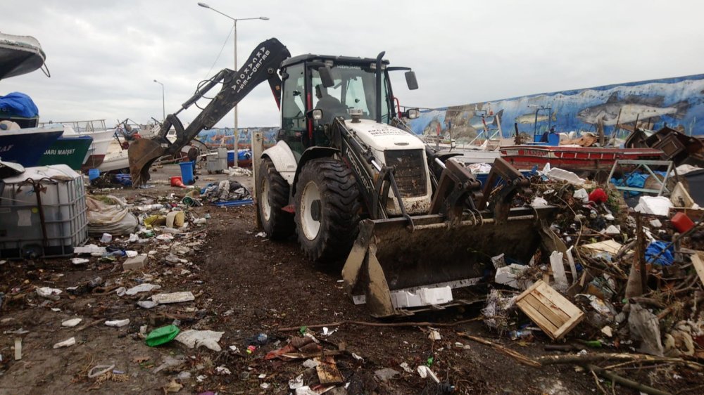 Fırtınada tekneler ve balıkçı kulübeleri zarar gördü