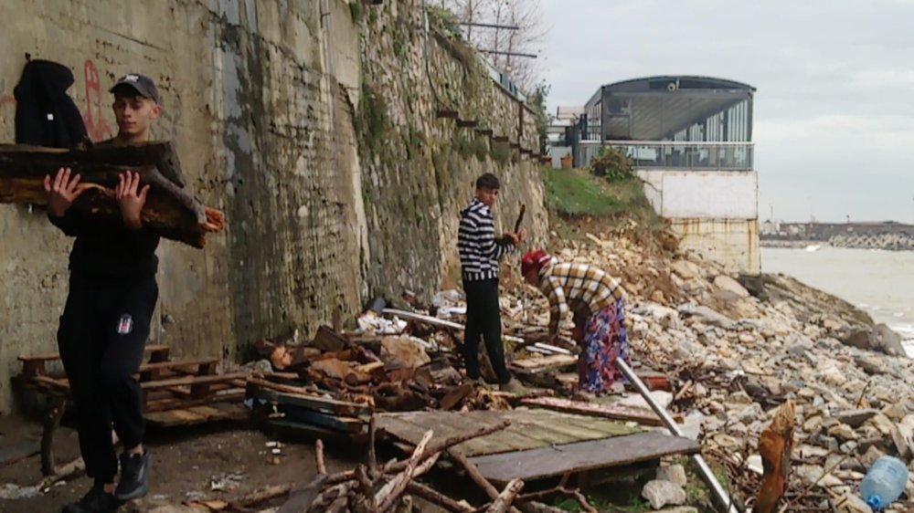 Fırtınada tekneler ve balıkçı kulübeleri zarar gördü