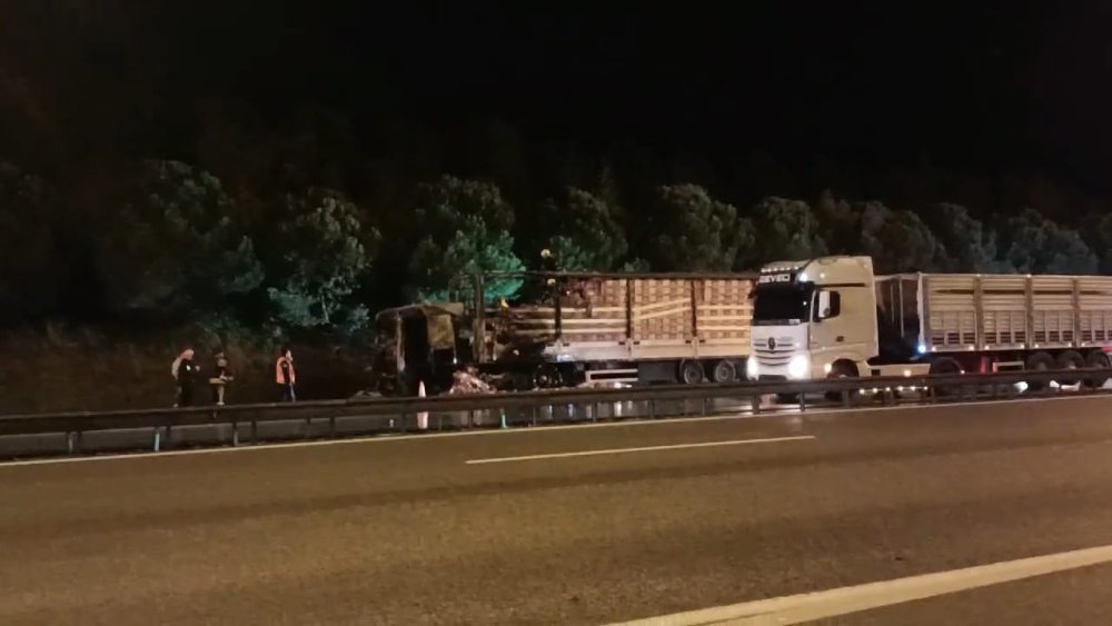 İçinde tekstil ürünleri bulanan TIR alev alev yandı