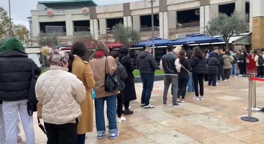 AVM'lerde şahane cuma  kuyruğu