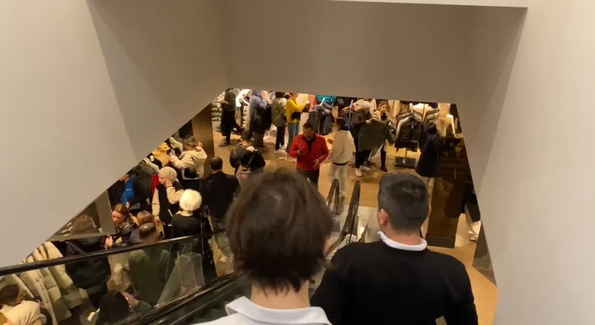 AVM'lerde şahane cuma  kuyruğu