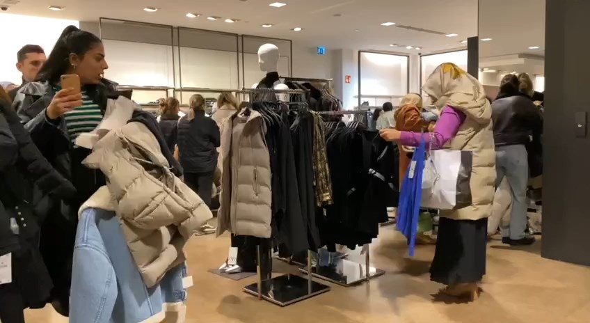 AVM'lerde şahane cuma  kuyruğu