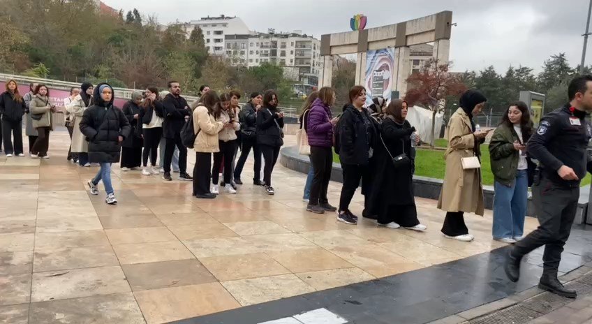 AVM'lerde şahane cuma  kuyruğu