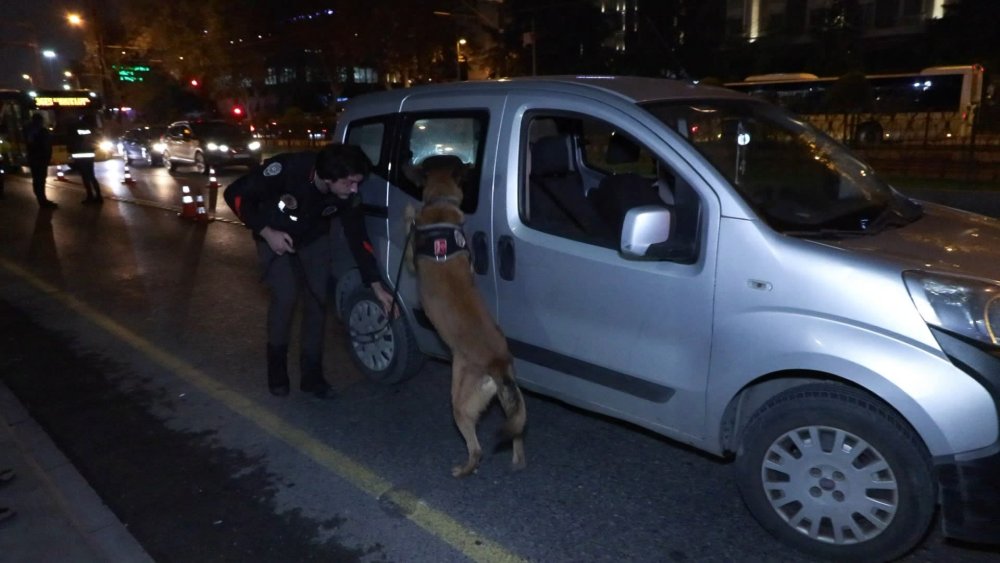 Çakarlı otomobil denetime takıldı