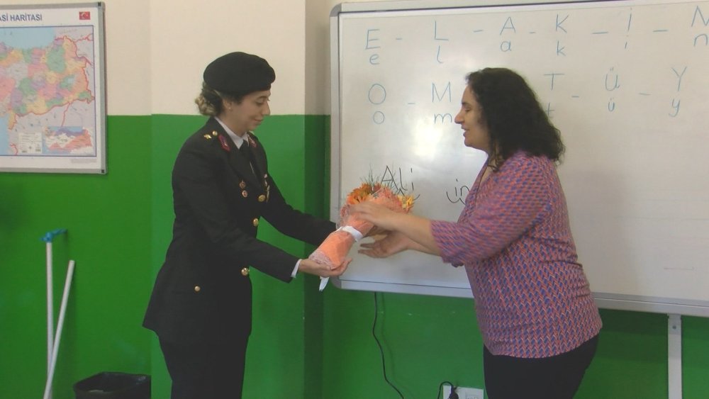Jandarma'dan Öğretmenler Günü'ne Çiçekli Kutlama