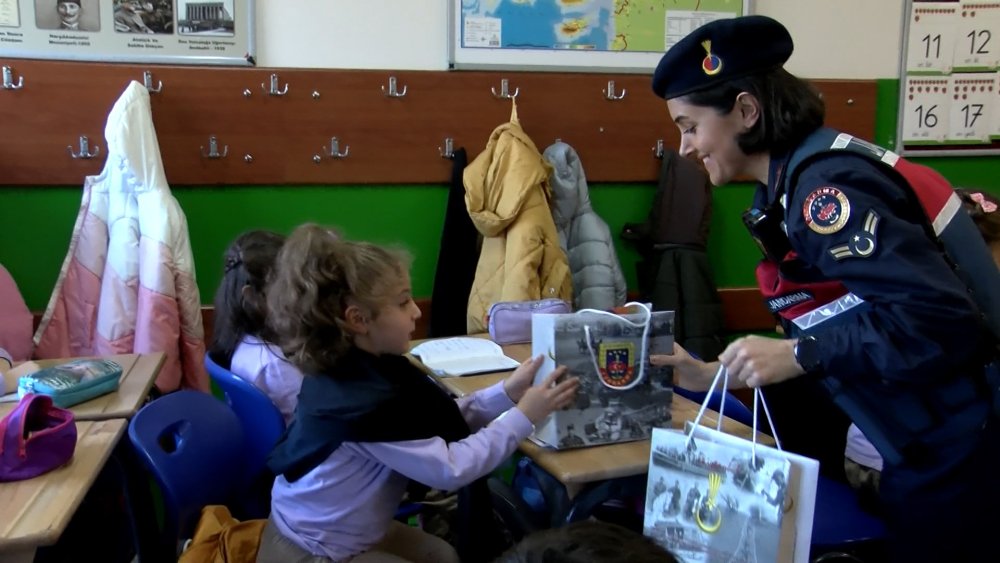 Jandarma'dan Öğretmenler Günü'ne Çiçekli Kutlama