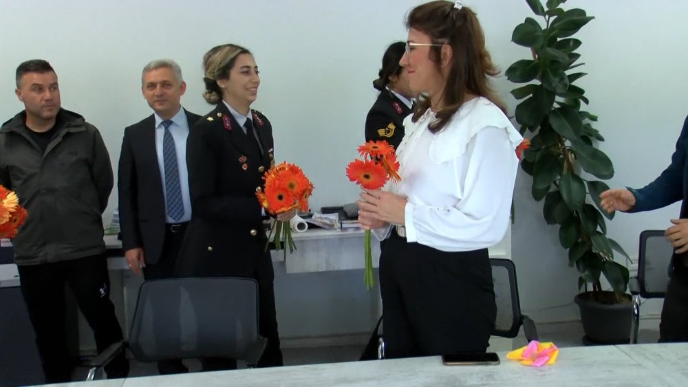 Jandarma'dan Öğretmenler Günü'ne Çiçekli Kutlama