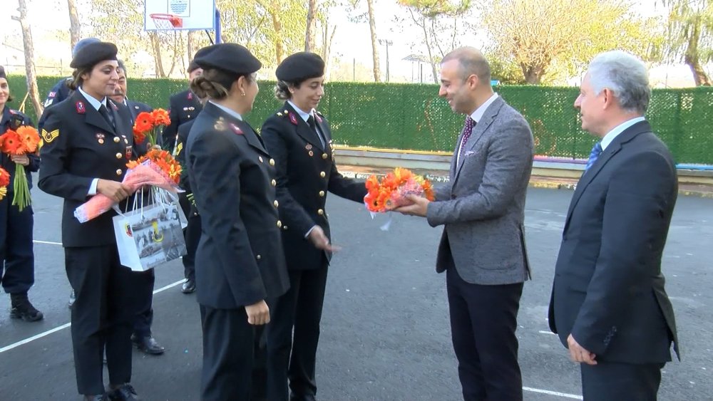 Jandarma'dan Öğretmenler Günü'ne Çiçekli Kutlama