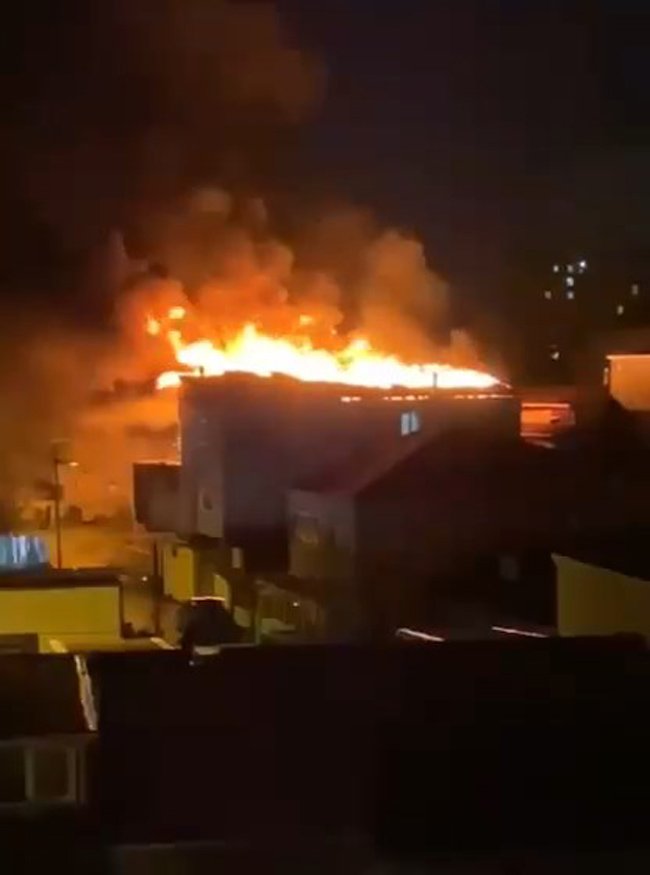 Ataşehir'de 2 katlı binanın çatısında yangın çıktı