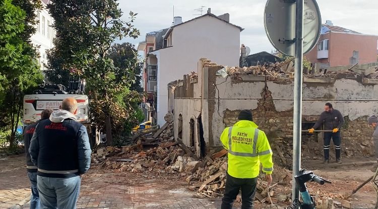 Çökme yaşanan metruk binada yıkım başlatıldı