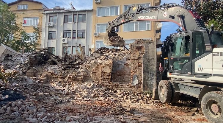 Çökme yaşanan metruk binada yıkım başlatıldı