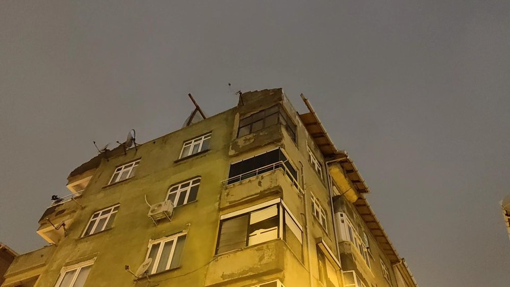 Fırtına nedeniyle çatı uçtu! Faciadan dönüldü...