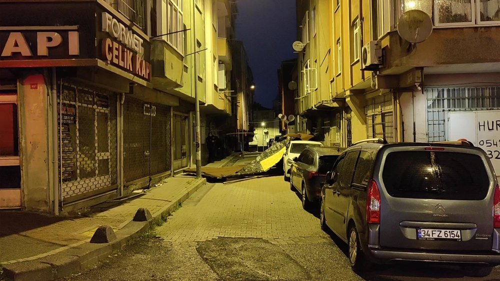 Fırtına nedeniyle çatı uçtu! Faciadan dönüldü...