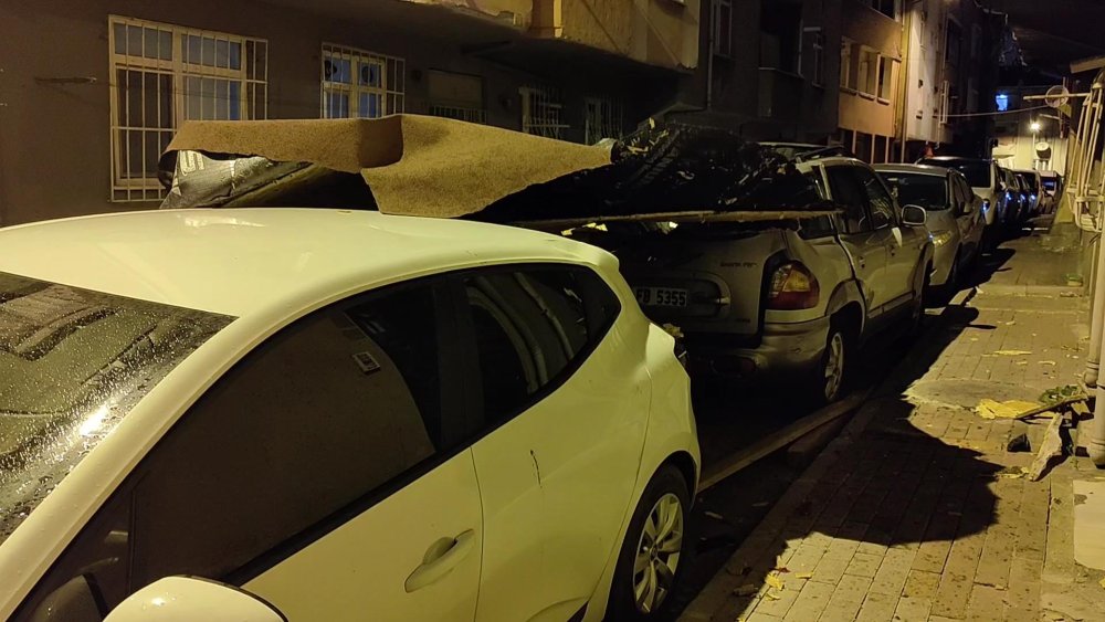Fırtına nedeniyle çatı uçtu! Faciadan dönüldü...