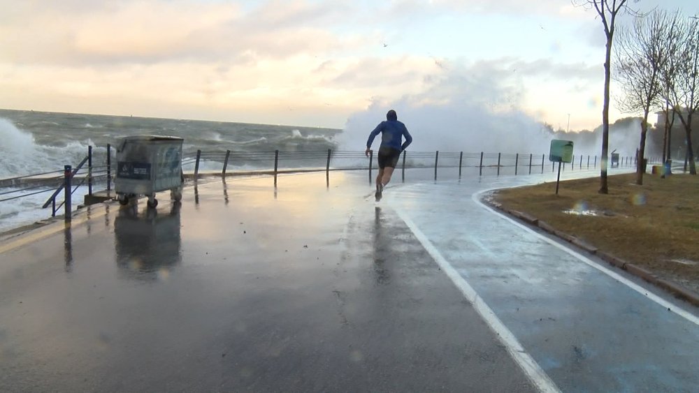 Fırtınanın etkisiyle dev dalgalar oluştu