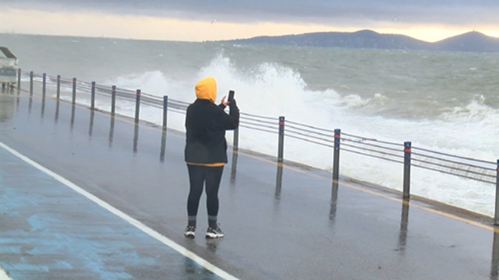 Fırtınanın etkisiyle dev dalgalar oluştu