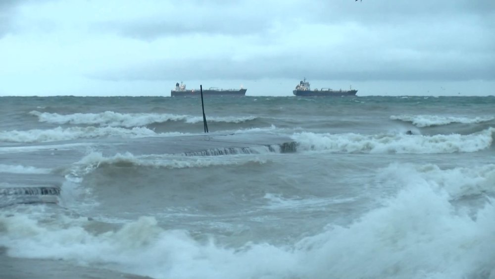 Fırtınanın etkisiyle dev dalgalar oluştu