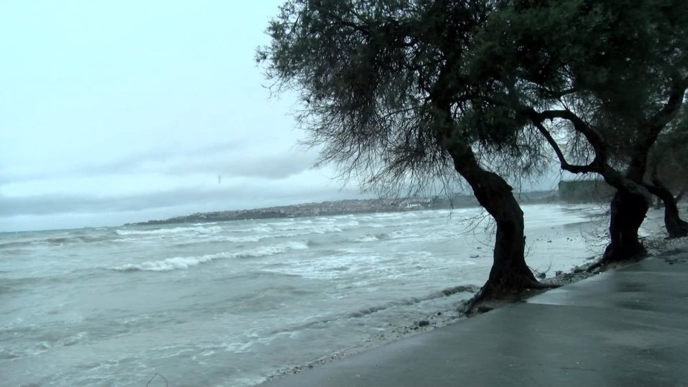 Fırtınanın etkisiyle dev dalgalar oluştu