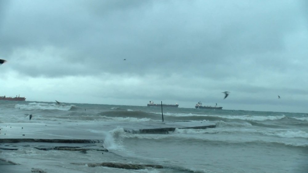 Fırtınanın etkisiyle dev dalgalar oluştu