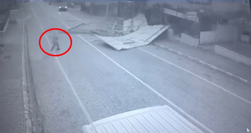 Fırtınanın savurduğu çatı 2 kişiyi yaraladı