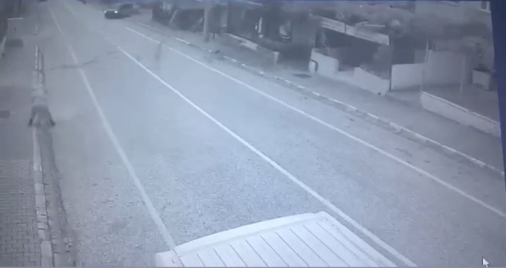 Fırtınanın savurduğu çatı 2 kişiyi yaraladı