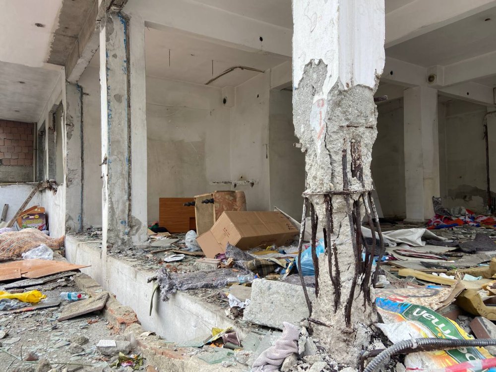 Tehlike saçan bina kontrollü şekilde yıkıldı