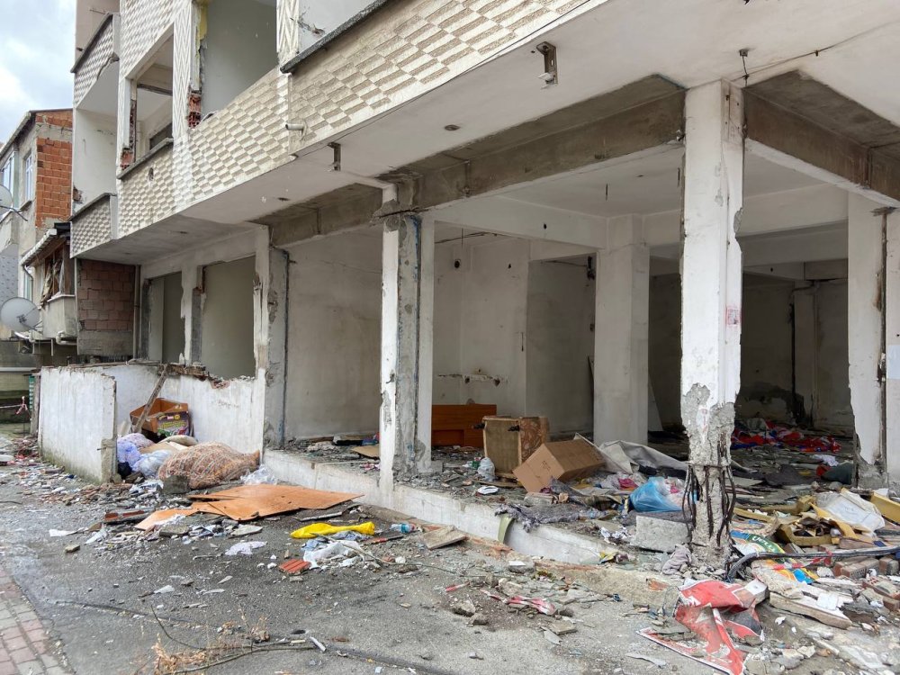 Tehlike saçan bina kontrollü şekilde yıkıldı