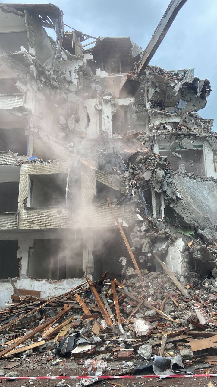 Tehlike saçan bina kontrollü şekilde yıkıldı